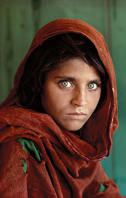 "Afghan Girl" - Steve McCurry (1984)