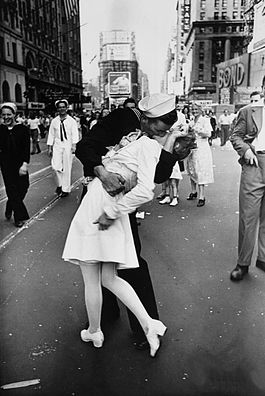 V–J day in Times Square - Alfred Eisenstaedt